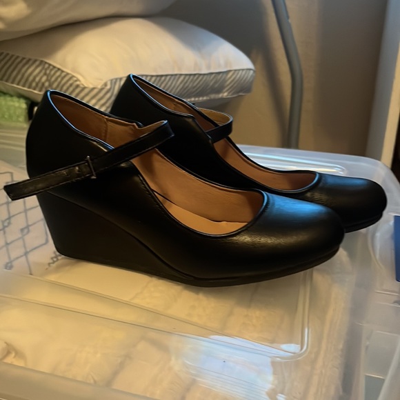 Mary Jane style wedge heel with strap - Picture 2 of 2